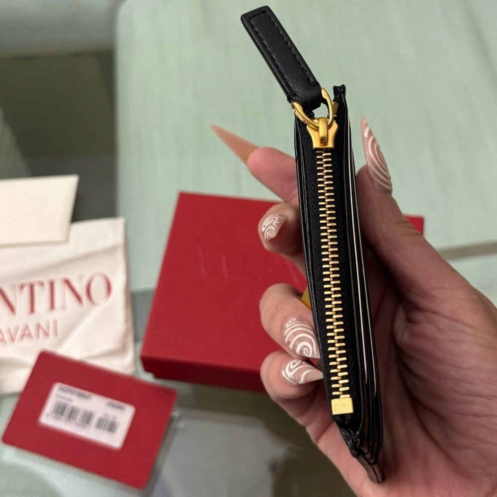 Authentic Valentino Garavani Nappa Roman Black Card Holder with Gold Detail - Picture 7 of 8